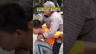 奶奶平时一定很疼孙儿！孝道的意义在此刻具象化了#这才是有福报的老人 #孝道和责任 #危险瞬间 #暖心一幕 #画一个故事