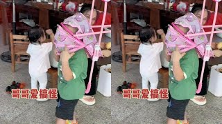 哥哥总是有一些让你想不到的迷惑行为，两兄妹一起合作帮妈妈接果果#调皮捣蛋的小家伙 #记录成长过程 #乡村的生活