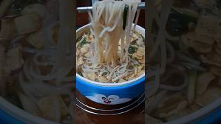 有尿騷味的螺螄粉 我還以為吃完會掛掉 結果麵條很Q彈 但可惜不夠辣 #好歡螺螺螄粉 #chinafood #螺螄粉 #中國美食 #doraemon #米其林美食小妞 #noodles #泡麵 #吃播