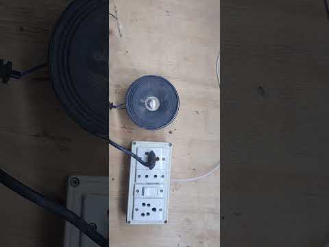 स्पिकर को ac करंट से चलाया The speaker was run on AC current.