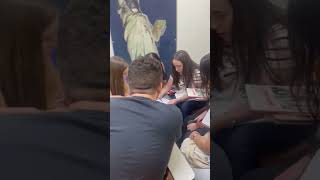 🎥 Aprender inglês com diversão e prática é muito melhor! Hoje a galera da Teen School 🚀➡️
