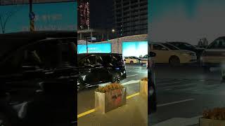 理想mega这么超前的外观，看着确实比旁边的埃尔法霸气一些#理想 #理想mega