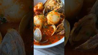 Eat like an ITALIAN and make CIOPPINO 🤌🏼 The Ultimate SEAFOOD FEAST #shortscooking #italianfood