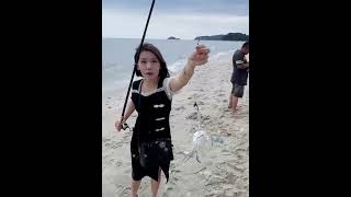 #lumut 沙滩走走钓螃蟹多么写意😁