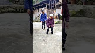 每天坚持锻炼身体增强免疫力 百善孝为先 陪伴是最大的幸福 跳皮筋