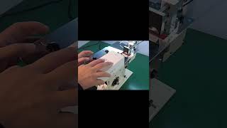 Small transparent circular label 90 掳 angle semi-automatic labeling machine.