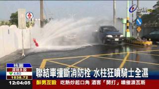 聯結車撞斷消防栓水柱狂噴騎士全濕