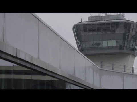 Issues with air-traffic-control equipment interrupt flights at Newark Liberty airport
