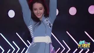 腾讯综艺 迪丽热巴身穿绿色斑点裙晒美照