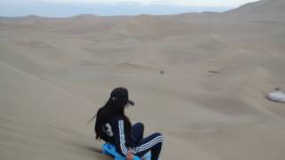 敦煌鳴沙山滑沙