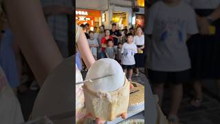 偶遇街头开椰子蛋表演🥥。。 #椰子 #街头美食 #街边小吃