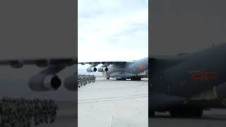 完美组合！运 20与空降兵部队联合开展空降空投训练