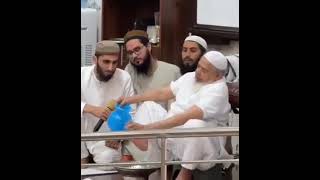 نائب مفتی جامعہ دارالعلوم کے طلباء کرام کو عملی طور وضو کرنے کا سنت طریقہ بتا رہے ہیں @JamiaAhsan
