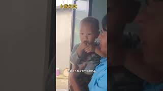 孤儿回到了母亲身边，但母亲没有足够的能力养活他，只好求助村名
