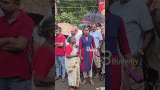 V. S നെ ഒരു നോക്ക് കാണാൻ കൈയ്യിൽ റോസാപൂവുമായി കാത്തുനിൽക്കുന്ന വയോധിക #vsachudhanathan #alappuzha