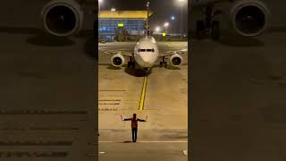 Aircraft maintenance life 來看機務小姐姐指揮飛機，視頻拍攝于2年前！#機場 #飛機 #機務小姐姐指揮飛機真帥