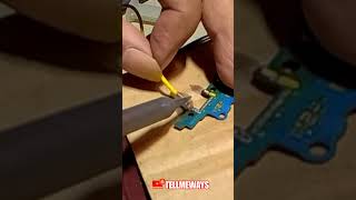 MAGIC TRICK! Copper Strands Instantly Remove Old Solder! #shortsfeed #diytech #samsungmobile