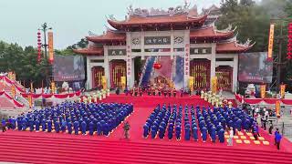 空中瞰盛會！紀念媽祖誕辰1065周年大會暨乙巳年春祭媽祖大典在湄洲島舉行。海內外媽祖宮廟和媽祖文化團體代表、媽祖敬仰者以及社會各界人士逾萬人彙聚湄洲島，共同弘揚媽祖文化。