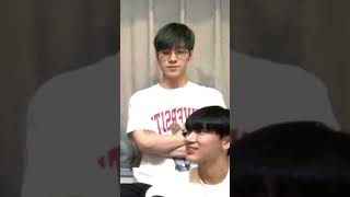 hendery trying on ten's glasses (weibo live 221129) #hendery #ten #wayv