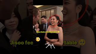 Jisoo feels uncomfortable because of this man 😤😠 #blackpink #blink