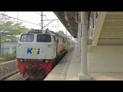kereta api lewat di stasiun Bekasi timur 2