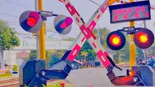 Perlintasan Kereta Api Bintaro Permai | 2 Fitur Unik Running Text Palang Pintu Baru Cikoya & Daru