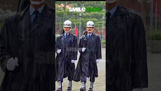 4K【🔥天啊~!!!韓國遊客os：「傾盆暴雨」禮兵「處變不驚」太帥了！】#空軍儀隊 #忠烈祠 #禮兵交接 #雨備交接 #changingoftheguard