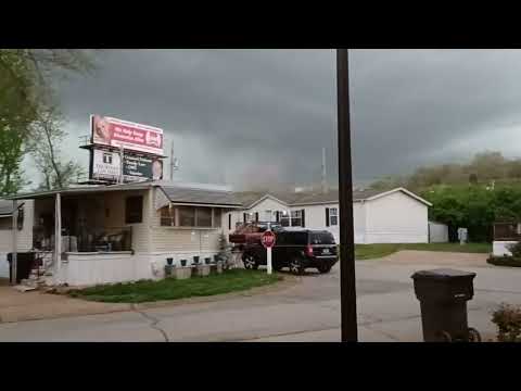 Wall Cloud is developing over Interstate 44 in St. Louis. View from Highway 30 at Delores Dr.