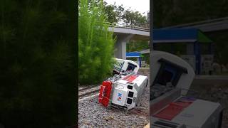 Kereta Api CC201 Anjlok Keluar Jalur Sampai Terguling