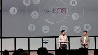 LG 로봇 바지 입고 공 찼더니