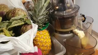 Preparazione del succo di Zenzero e cuore d'Ananas, con limone.
