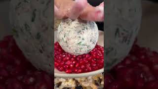 クリスマスのザクロチーズボール前菜