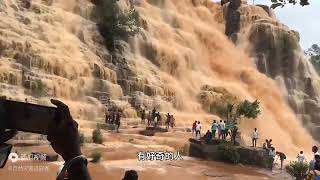 山洪突然爆发，无知者挑战自然灾害，无视自然的力量