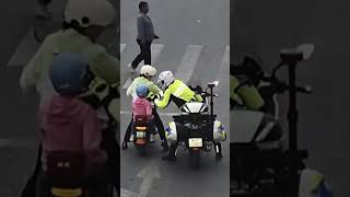 红灯时交警为小女孩整理头盔，小女孩递上棒棒糖致谢。｜中国新疆　交通安全　关怀备至　#kid #helmet #safety #traffic #police #care #shorts #China