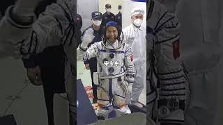 “神十九”航天員陸續進艙，王浩澤沖鏡頭比了個心