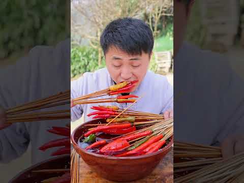 Even eating spicy skewers doesn't make Ermao feel spicy! Songsong add spiciness to him#mukbang