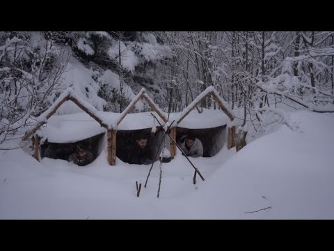 -20°C三位精神小伙组团露营在雪地挖掘搭建庇护所过夜烧烤大猪腿