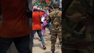 সেনাবাহিনী চেষ্টা করছেন নেতাকর্মীদের রাস্তার পাশে নেয়ার জন্য #reels #short #khaledazia