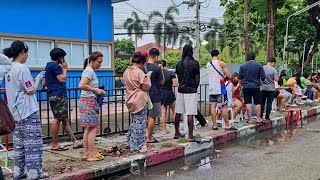 Line Stretches Down The Street For his 60 Cent Pizza- Uncle Baked Fresh Pizza In his Food Cart 🇹🇭