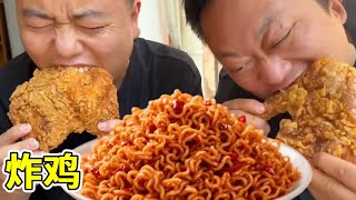 5个手枪腿，5包火鸡面，胖龙自制炸鸡配火鸡面，外皮酥脆一口爆汁真过瘾！【胖龙和小家伙】