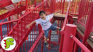 レオくんが赤い大きな公園であそぶよ！ながーいすべりだいをすべろう！ トイキッズ