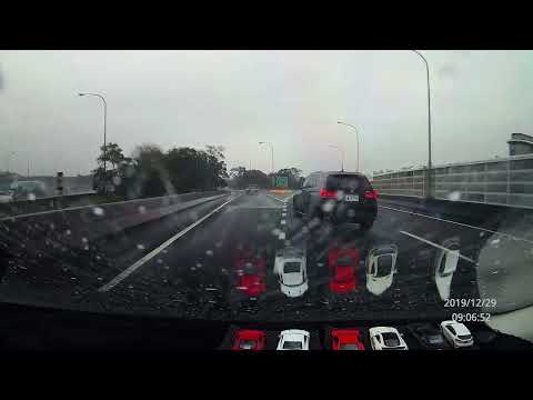 20191229 跨越槽化線及變換車道時未使用方向燈