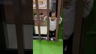女兒小莫［育兒日常］妹妹躲在柱子後面？全身都被看見了啦～～。2y0m3d