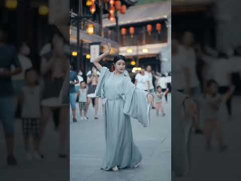 Yiyi Wang, top ancient Chinese classical dancer performes on street