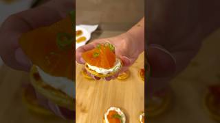 Entrada para festas e comemorações Blini de salmão. #entradas #canapes #blini #salmão #receitas
