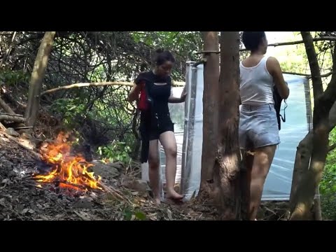 两位泰国美女野外生活，身体脏了就搭浴室洗澡，饿了就吃烤鸡！