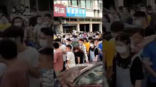 20230419 就业形势严峻啊 工头劳动力市场一站面对一种求职者像挑黑奴