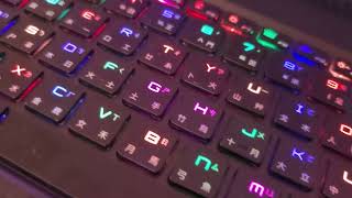 電競筆電 MSI Titan GT77 內建 Cherry MX 超薄機械式鍵盤，支援 STEELSERIES RGB 燈效