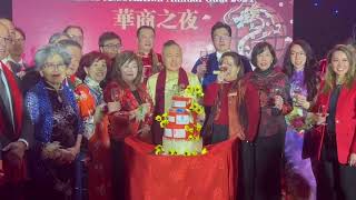 举杯敬酒切生日蛋糕共祝26周年庆