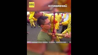 媽祖突緊靠男子胸口1min！他揭廟方人員提醒：快去健檢